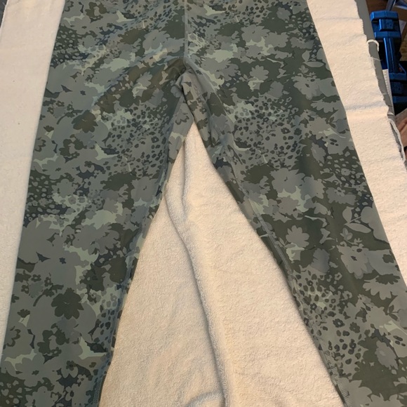 Maurice’s XL Long Camo leggings great to pair with anything this fall/winter!! - Picture 5 of 6